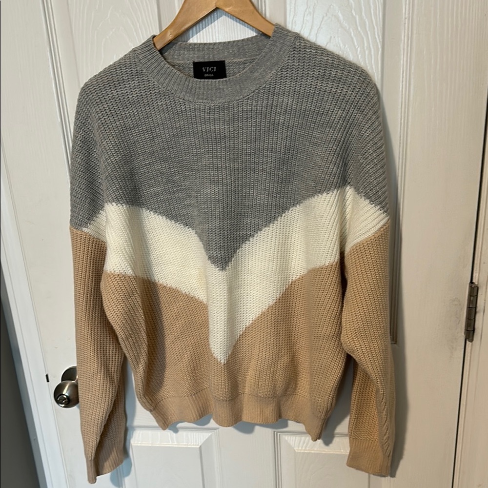 Vici women’s Gray, White, and Tan Sweater